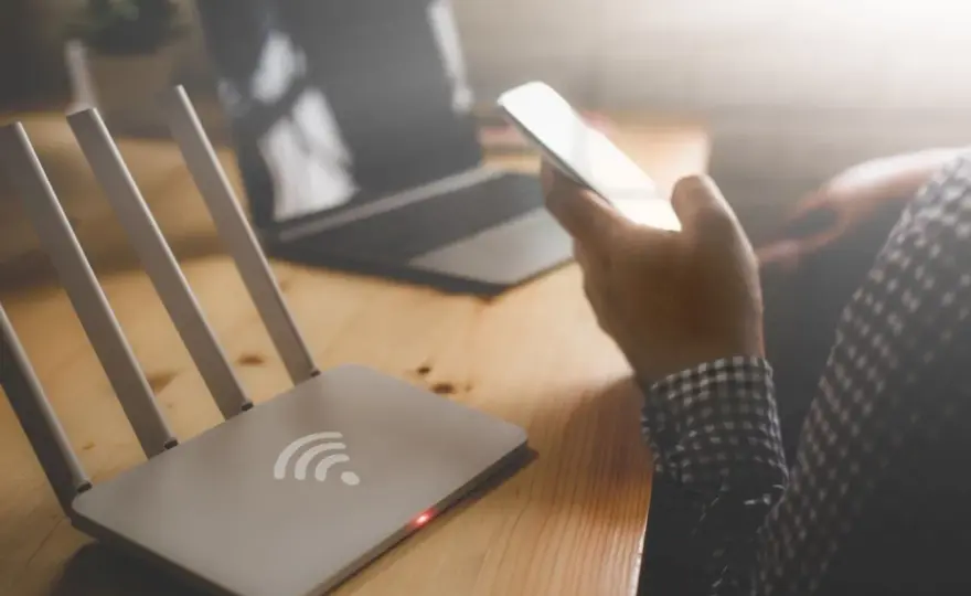 Jaki internet mobilny do domu wybrać? Porównanie ofert, prędkości i kosztów