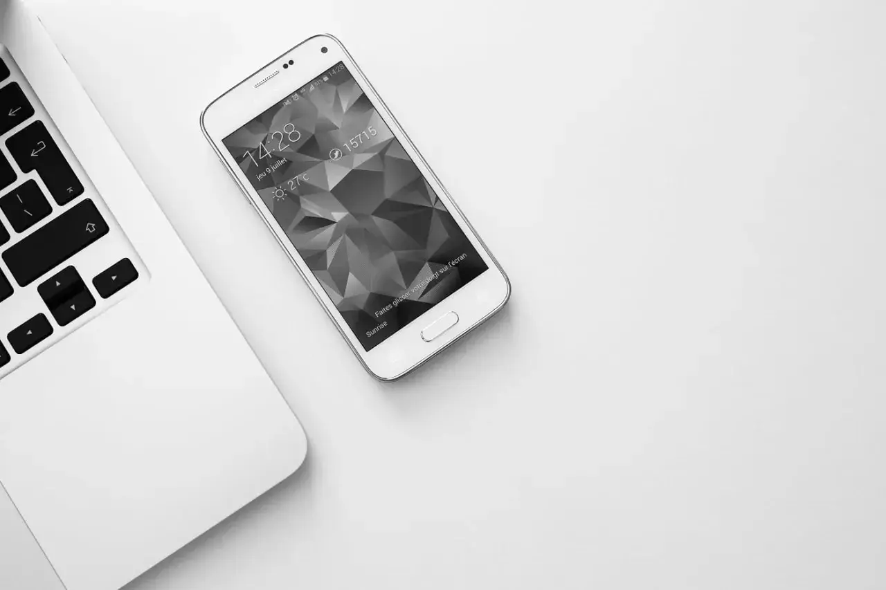Internet mobilny czy stacjonarny – który wybrać, by uniknąć błędów i oszczędzić?